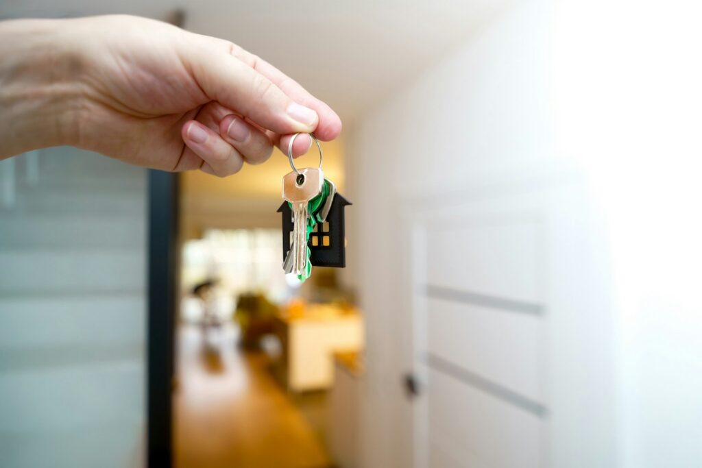Llaves de una vivienda frente a la puerta de entrada