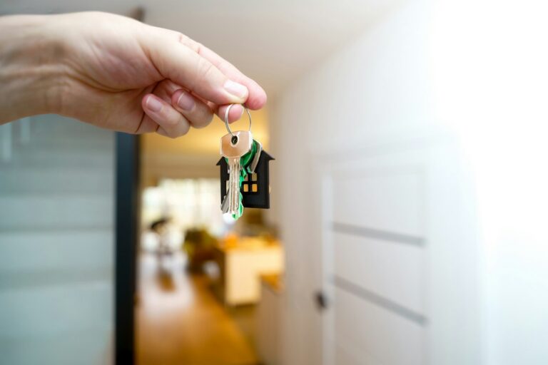 Llaves de una vivienda frente a la puerta de entrada