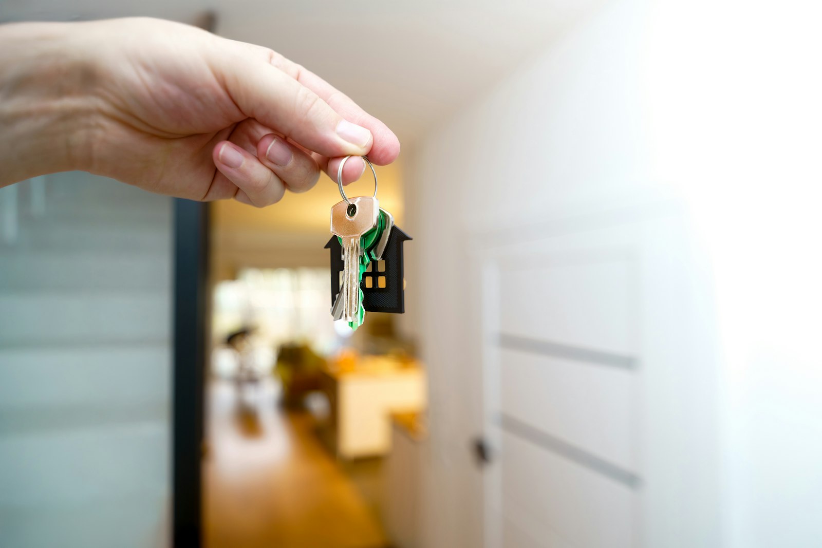 Llaves de una vivienda frente a la puerta de entrada