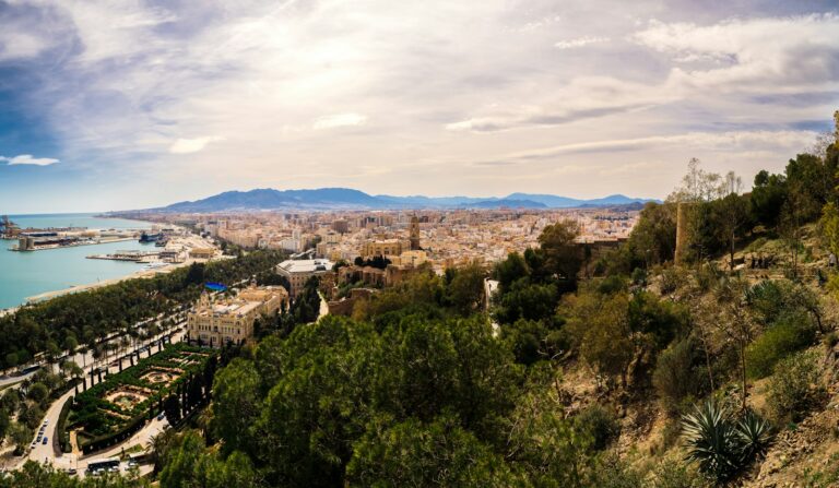 Vista de la ciudad y el mar en la Costa del Sol