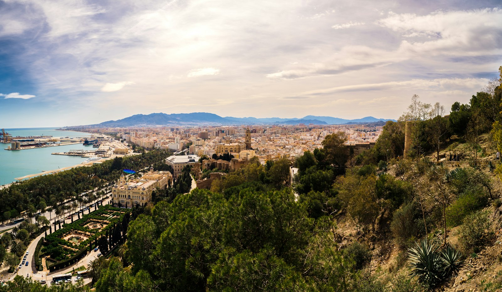 Vista de la ciudad y el mar en la Costa del Sol