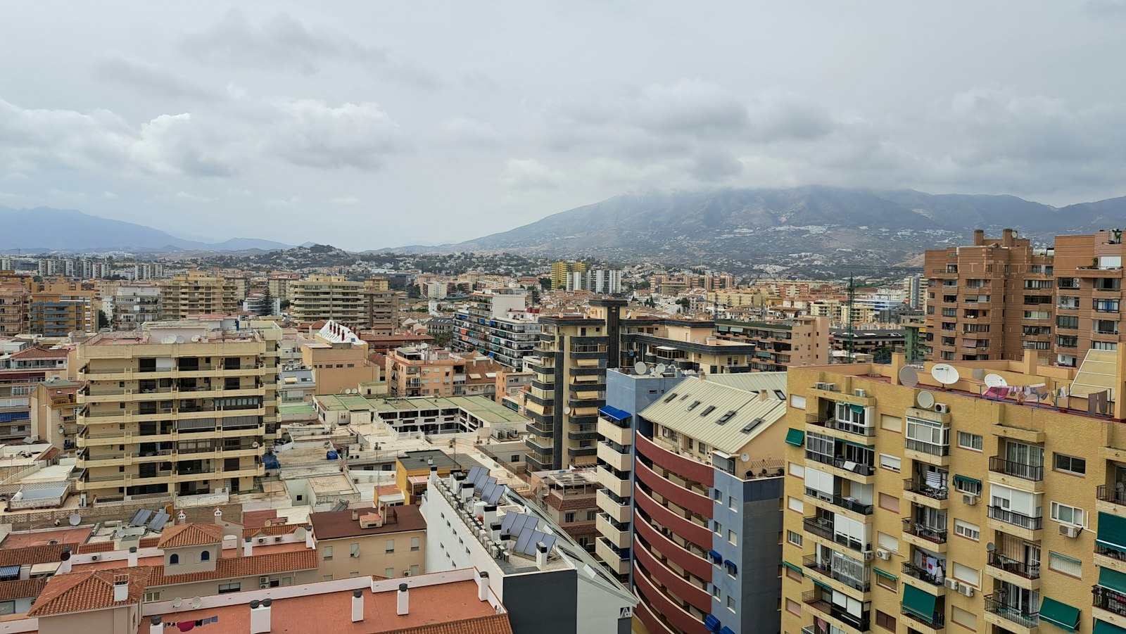 Málaga con las montañas de fondo