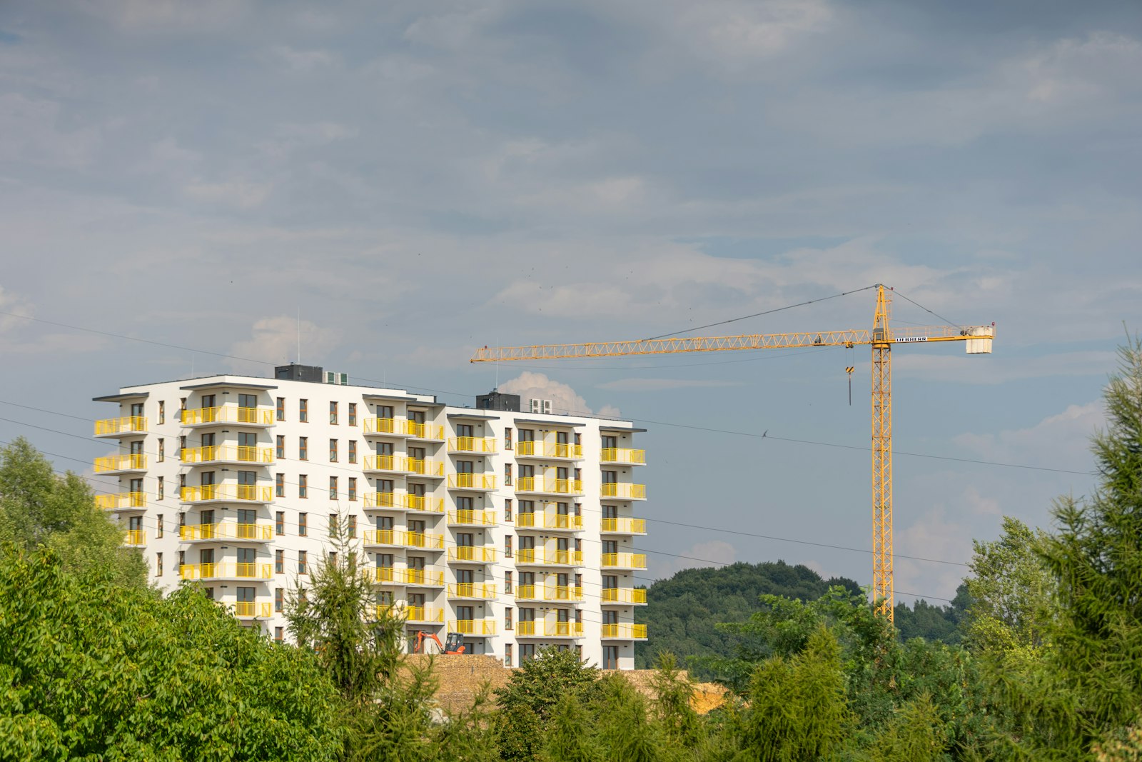 Edificio de obra nueva con grúa